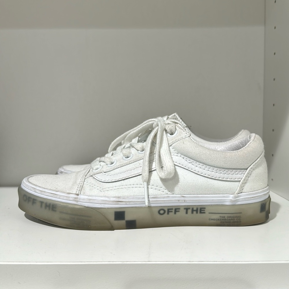 Old school sneaker vans in white.